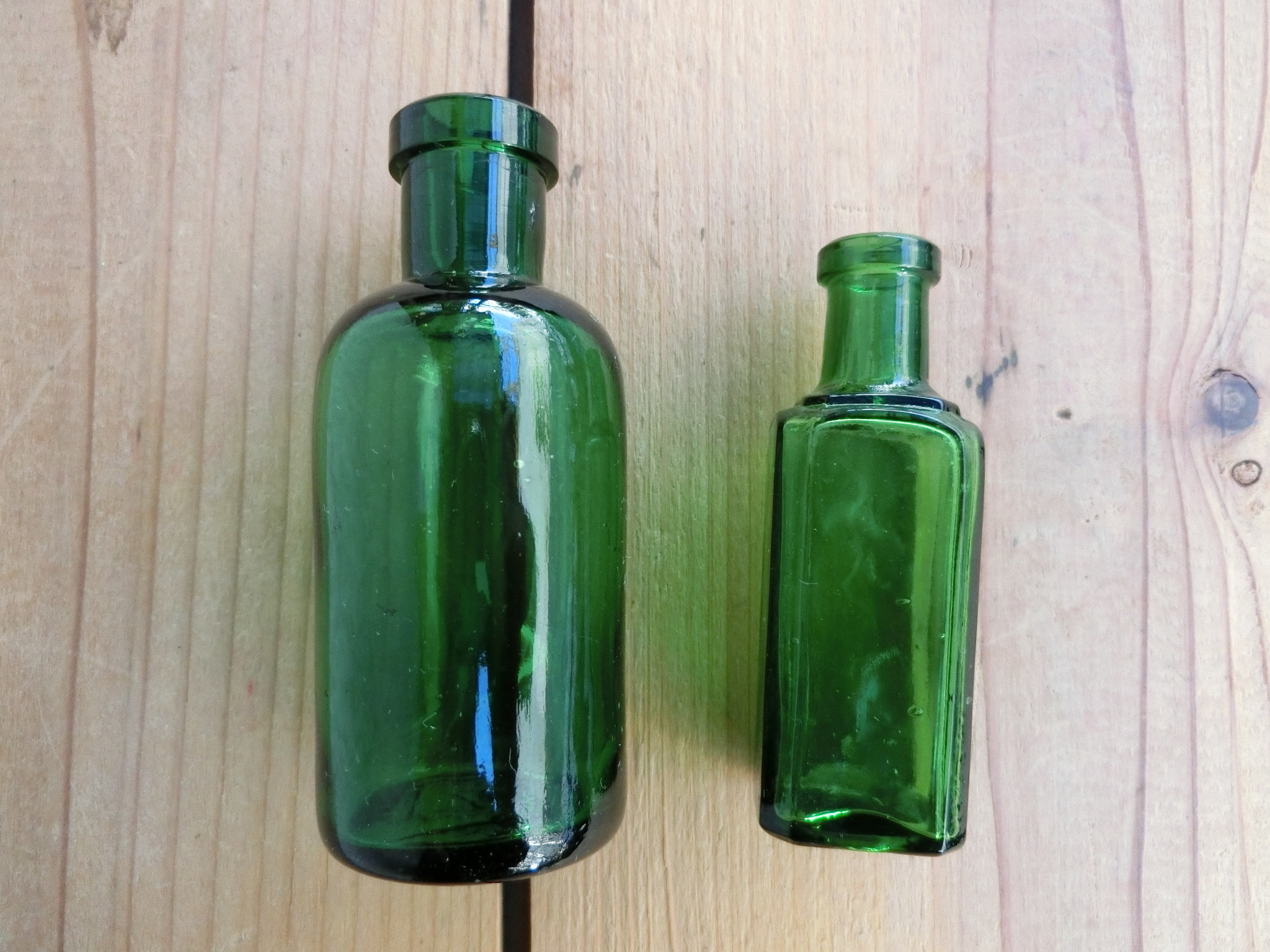 緑色のガラス瓶 - 工芸品